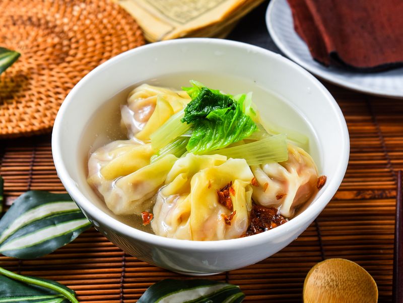 鮮蝦餛飩湯,四顆鮮蝦餛飩在清湯裡,配青菜