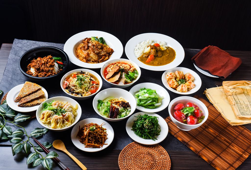 長腳叔叔的一桌菜：乾麵、湯麵、炒飯、咖哩、小菜與湯，俯拍